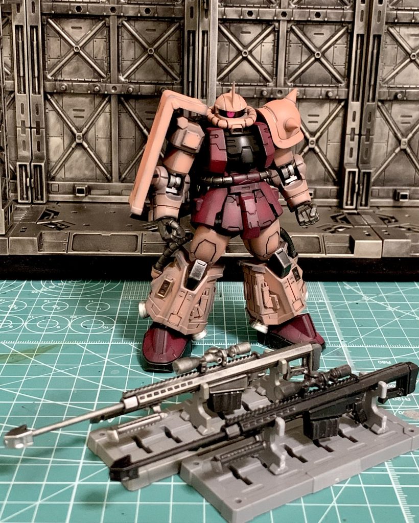 手前が素組み、奥が塗装したライフルです。得意（手抜き）のつや消し＋ウェザリングマスター指塗りですw 元が黒なので黒サフも省略して、楽々作成を目指します。スコープだけは気になったので余りものシールと百均のUVレジンでレンズを追加してます。「安いっ！」