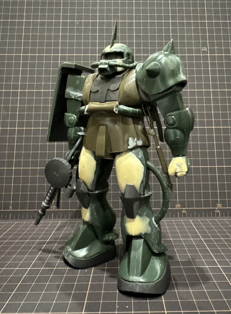 関節のアルミ線接続、頭の幅詰め、胴体のハの字カットに足の幅増しと形状変更、右肩の幅詰めとシールド位置変更、拳の穴埋め親指自作と色々改修しました。