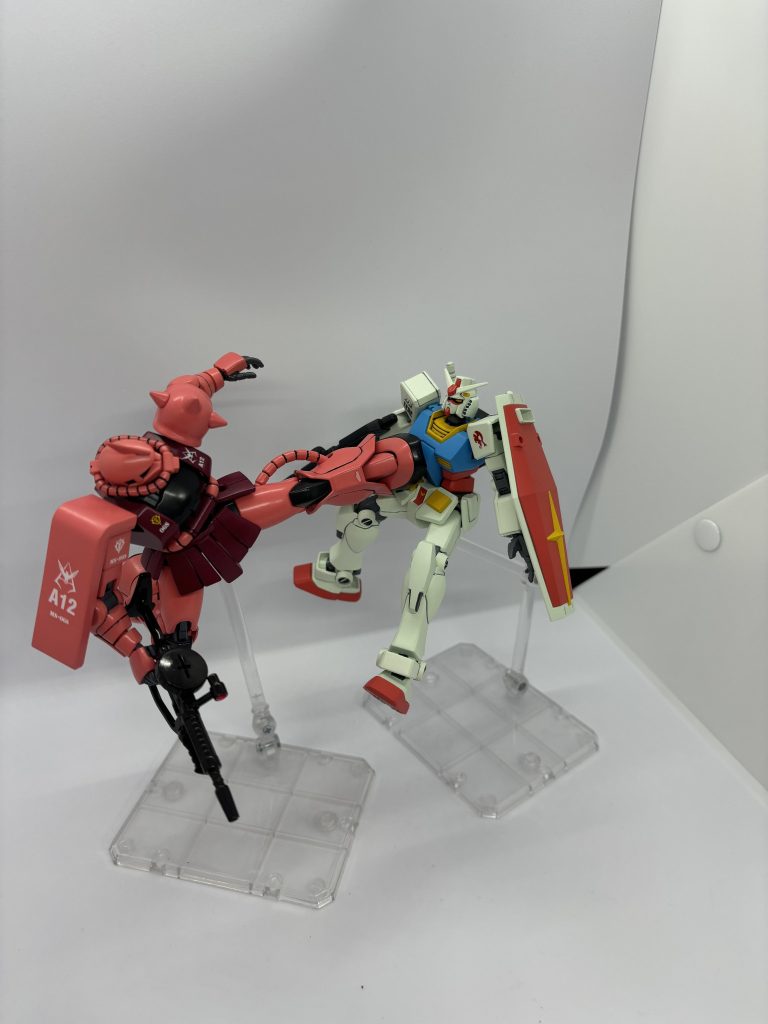 ガンダムへのキックを別角度から。角度次第で印象が変わりますね。