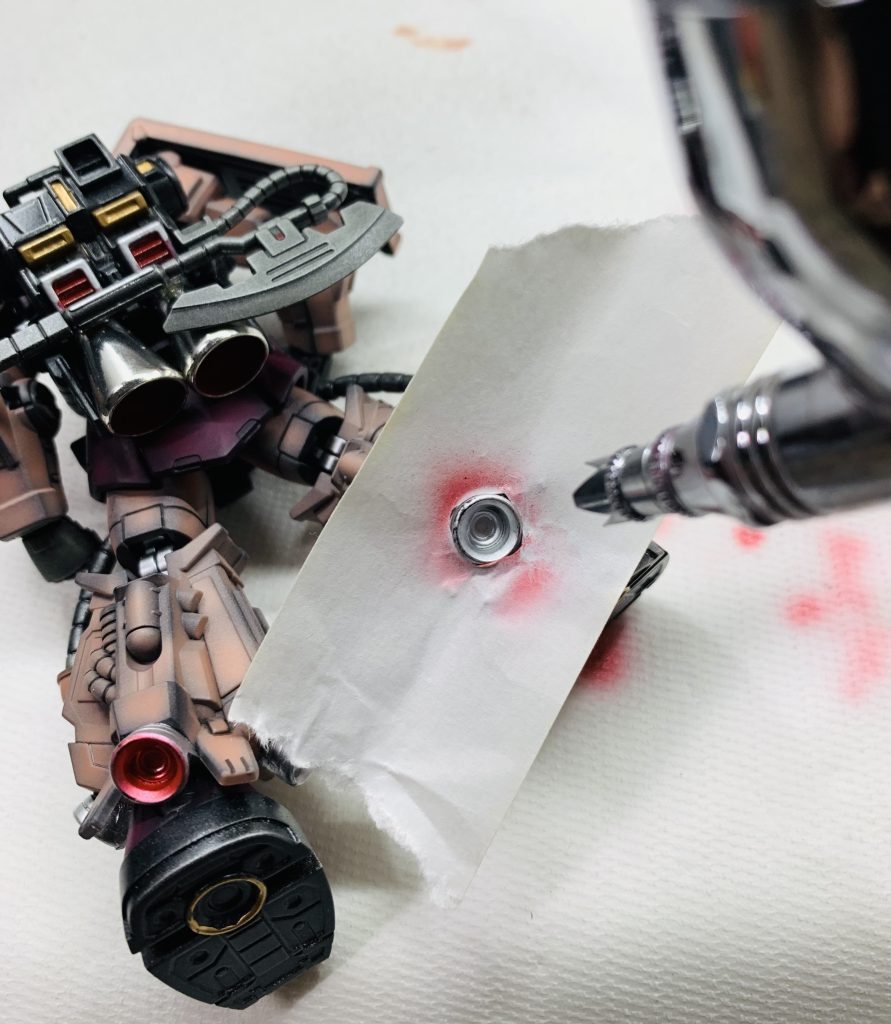 あと、ガンスタにあげてたら塗ってなかった足バーニアの手抜きが気になり、急遽内部を赤く塗りました。ただ、やはり面倒だったので細吹きで塗りました。はみ出たらペンでチョンチョン・・・やはり手抜きですw