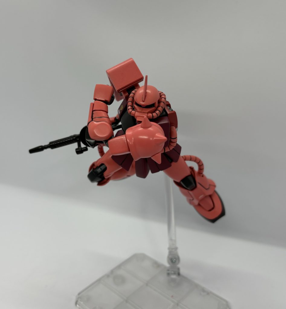 以上。ガンプラフォトギャラリーよりシャア専用ザクでした。今回は塗装の際のクリアランスを確保してから塗装したので擦れを心配する必要はなかったのは幸いでした。それではまた次回。