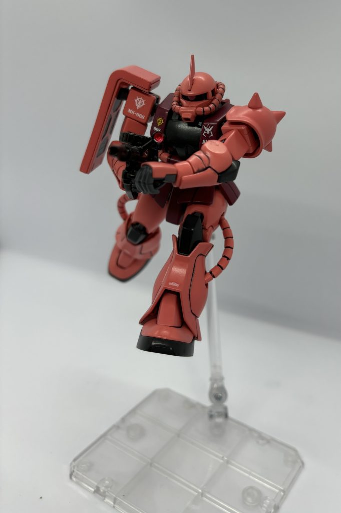 以下、ポージングザクはマシンガンを構えてるポーズが似合います。