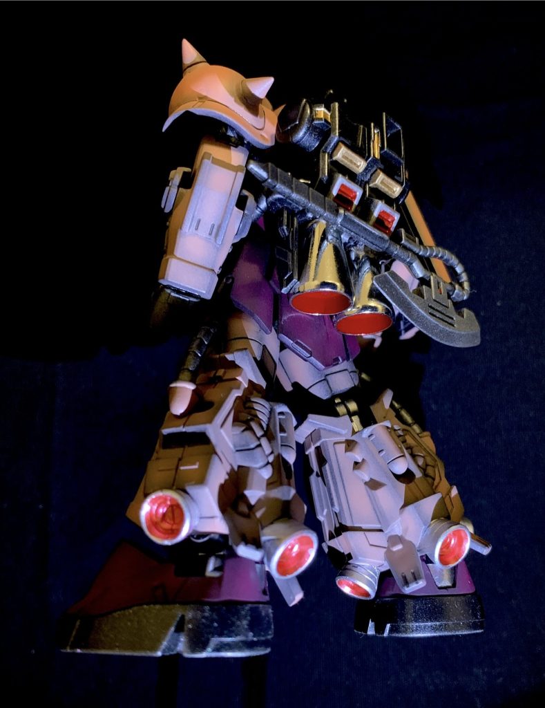 うしろランドセルのバーニア造形が雑で小さかったので、百均手芸品のロープエンドを付けました。大き過ぎかと思いましたが、これなら本当に通常のザクの3倍の速さが出せるかと思いやっちゃいましたw