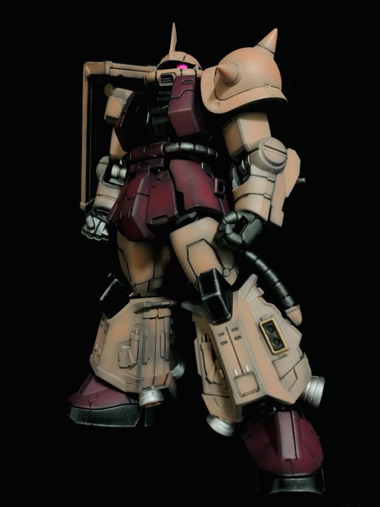 素立ちです。高機動のシャアザクもいいですね。最近お気に入りの黒立ち上げグラデーションで小さめの食玩に重量感を出せるよう目指してます。