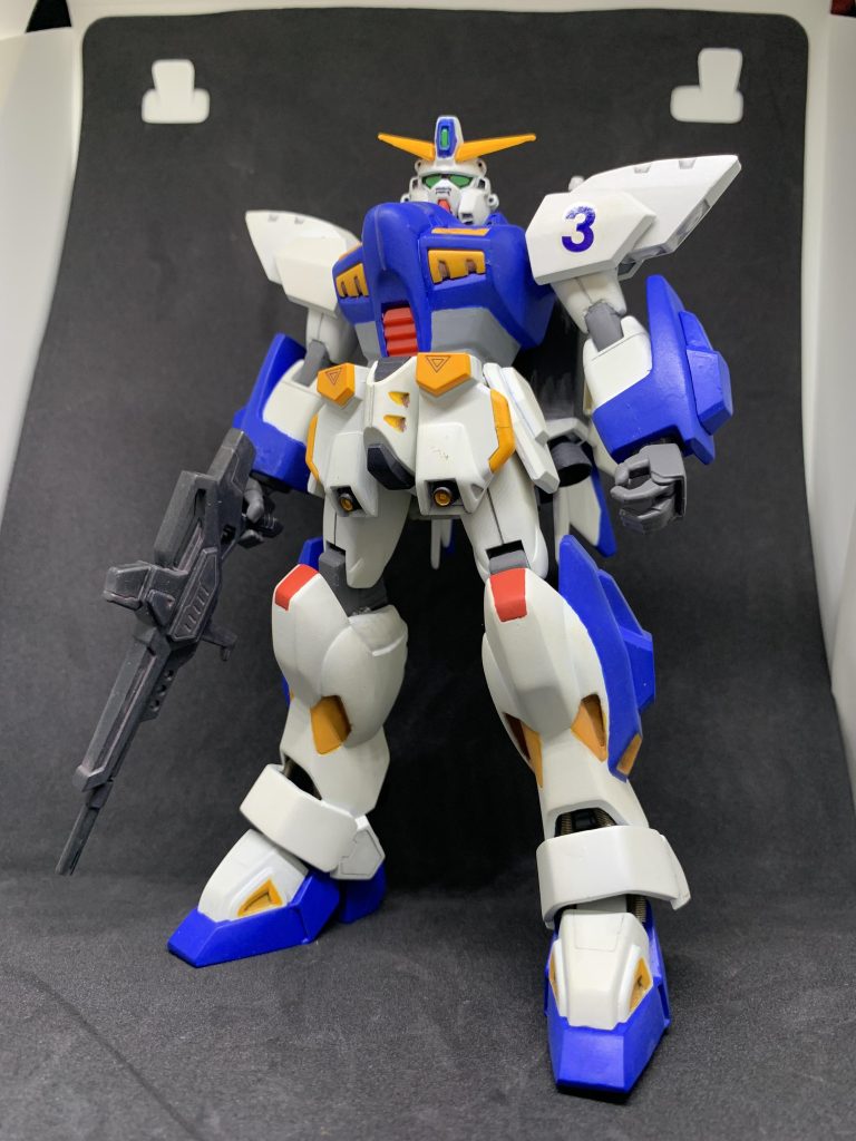 当時マイブームのアレックスカラーで塗装していたな。白は缶スプレー、その他塗り分け部分はマスキングせずに気合いの筆塗り（笑）墨入れ、もう少しがんばれ。今の目で見ると信じられない事をやってますね。両脚のスラスターは開口してプラ板で裏打ちしてみたり脛の中にスプリングを通したりと、今よりも手を動かしている。