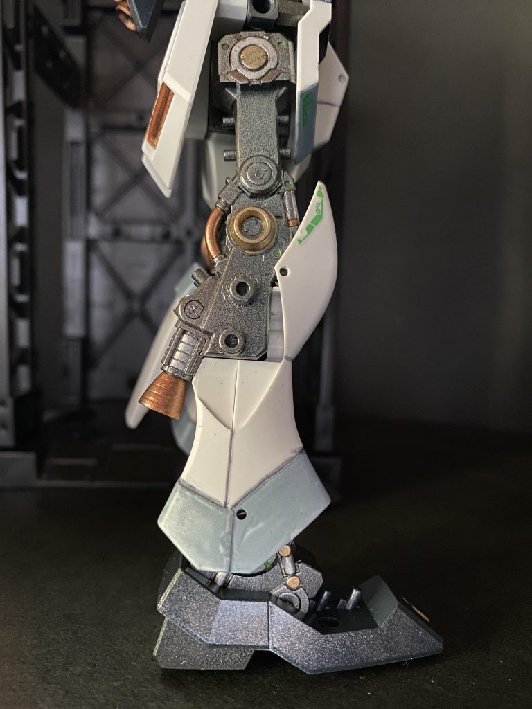 あれから15年の月日が経ち、キットとしては最新版のRG やEGも発売されましたが、見えないところにまで意外と細かいデティールも入っていたり、目立つ肉抜きも無かったりと、当時のキットの良い部分も改めて再確認しました。細かい塗り分けや、ピンバイスでの穴開け、スジボリによるモールド追加などを中心に行っていきました。