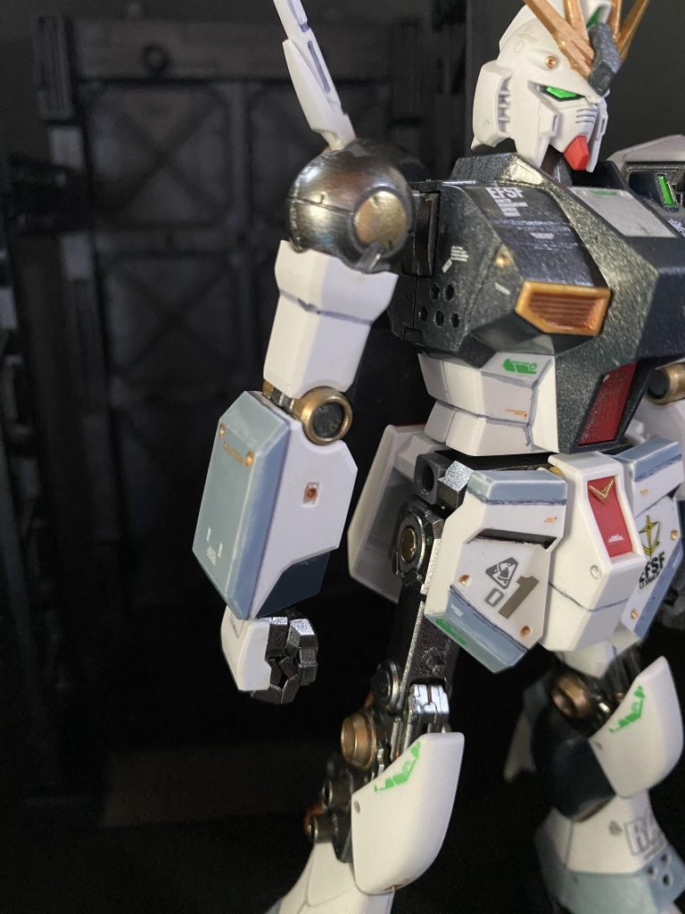 関節部のリング状パーツや、ボディ横のパンチング過去など、RGからインスパイアされた意匠を取り込むことで、関連性を表しています。