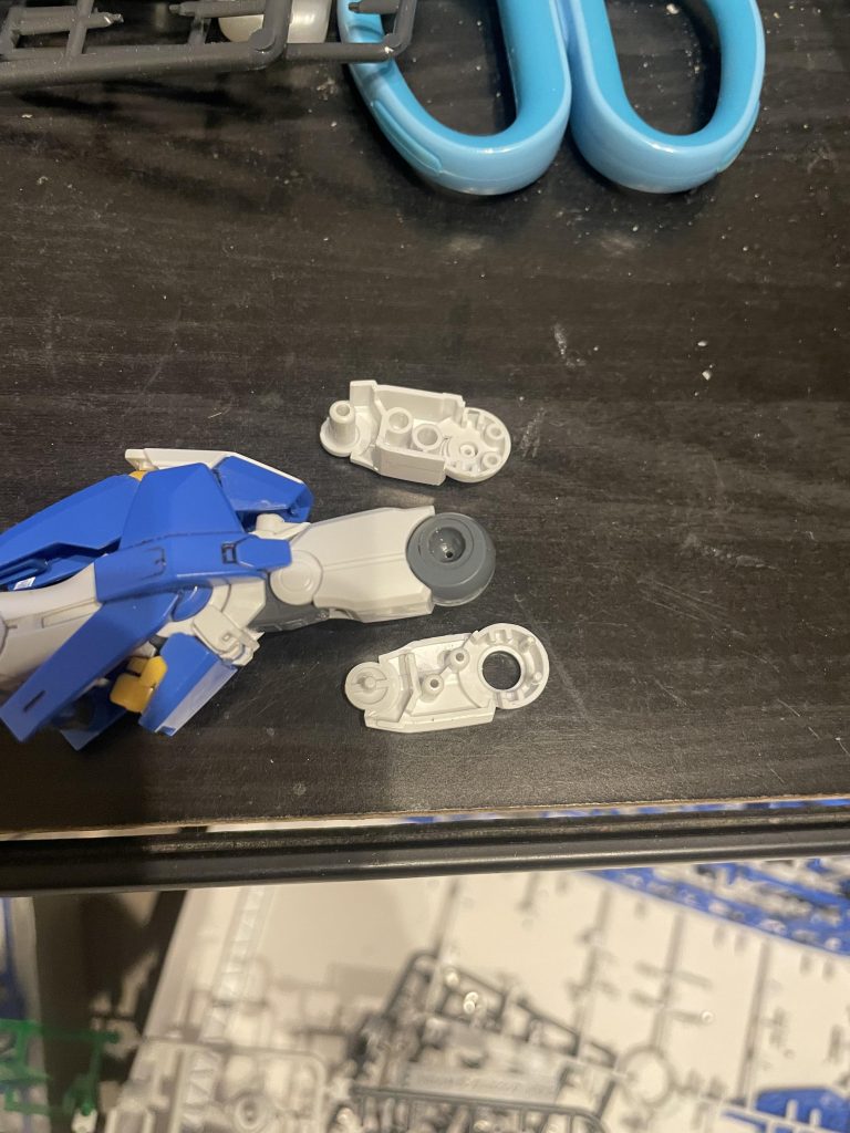 上下のパーツがアヴァランチエクシアの太ももパーツで真ん中のパーツが移植したアメイジングエクシアのパーツです。見ての通りロールパーツがあることがわかります。