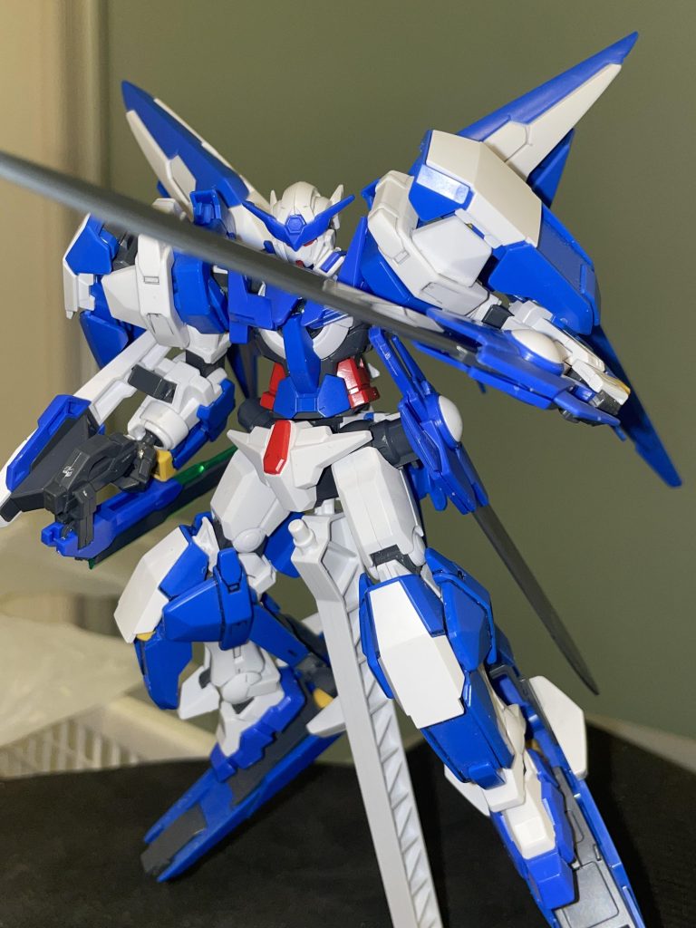 トランザムで戦場を無にする機体:アメイジングアヴァランチエクシアアメイジングエクシアとアヴァランチエクシアを簡単ミキシングした機体です。アヴァランチエクシアは股関節のパーツが2分割されていないのでアメイジングエクシアのパーツを移植して太もものロールが可能になりました。