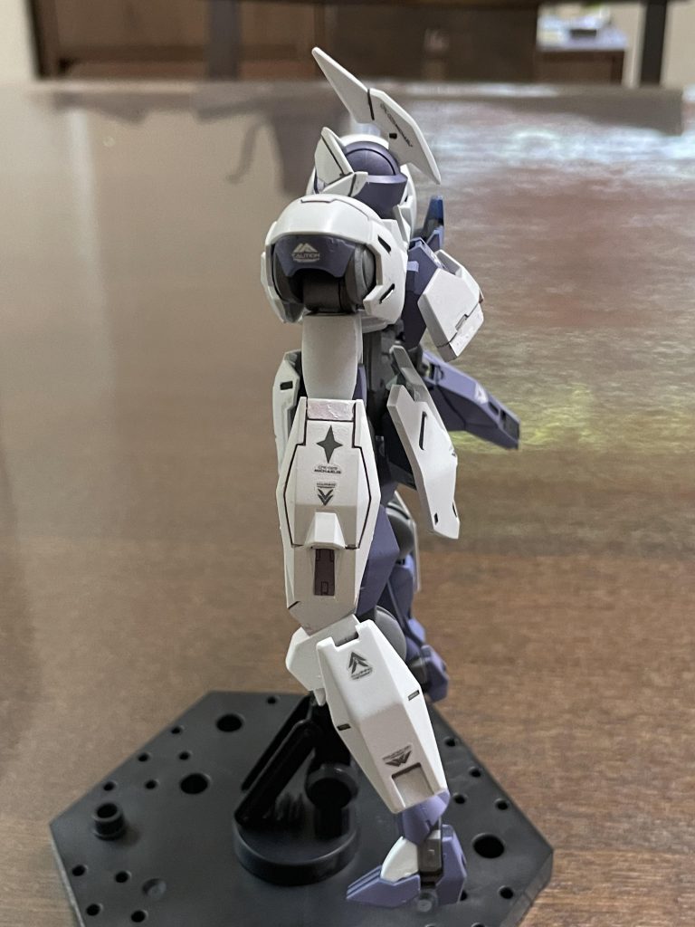 右側から見た写真です。塗装、ゲート処理、墨入れがイマイチです。制作数量を増やしていかないと腕が上達しないのかなぁとか思いました。実際に肉眼で見たらそんなに出来栄えは悪くないのですけど写真で拡大すると仕上がりが悪い部分が目立つなぁと。自作に繋げたいです。