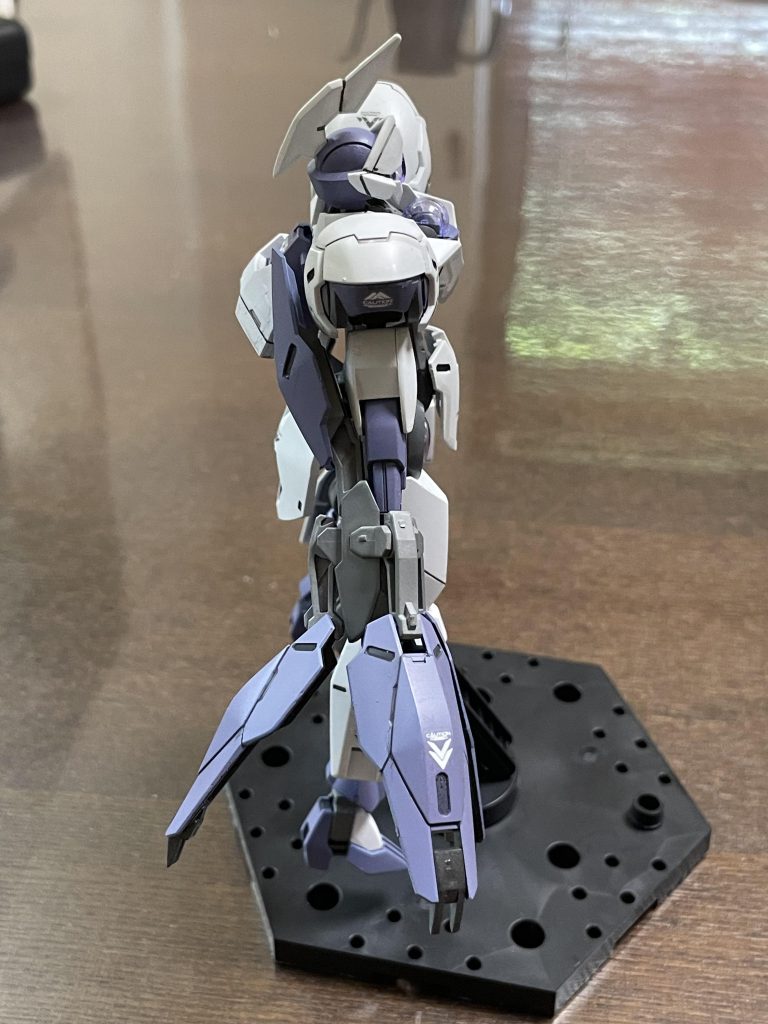 左側から見たところですやはりビームブレイザーのグレーの骨組みの部分のゲート後処理が目立ちます。それと白のエアブラシの色むらが目立ちます。次回はエアブラシの距離を均一にするか塗装の希釈率を変更した方が良さそうです。デカールはバンダイの彗星の魔女の追加デカールを購入しました。この作業も中学生以来のことなので上手にできませんでした。中学生のころプラモ屋に飾ってあったガンプラを見てエアブラシが欲しくなり50歳になって初めて購入しましたがエアブラシは難しいです…初見は特に…