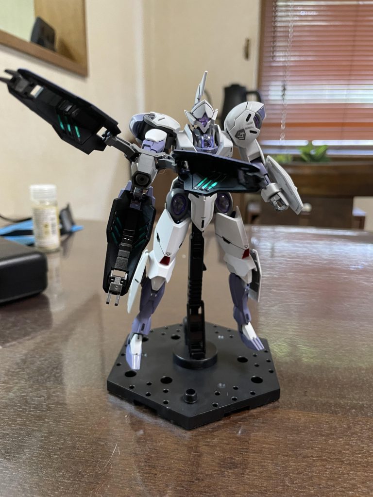 正面からの説明です。機体色は白はガンダムエアリアル専用の白色。ミカエリス専用の紫色。機械の骨組みの部分はグレーにしてエアブラシで塗装しました。初めてエアブラシで塗装したので全然ダメダメです…簡単と思っていたけどマスキング&エアブラシがこんなに難しいとは。筋ぼりも難しいですね。なぞるだけってネットに書いてあったけどそのなぞるのがめちゃくちゃ難しいですね。あとゲート後の処理ですね。丁寧に二度切りしなさいとネットに書いてあったけど僕はしませんでした…後から写真を拡大してゲート処理はきちんとしておかないと目立つなあと思いました。