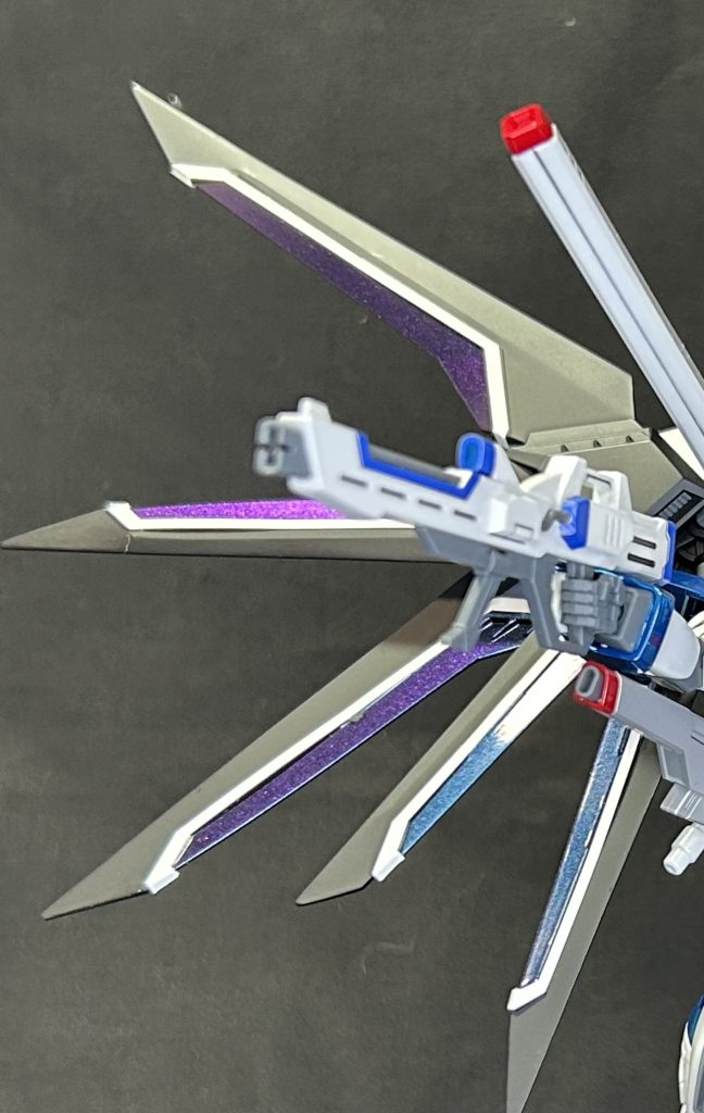 翼の部分、マジョーラという塗料を使ったので、光の当たり方で色が変わっています。ブルーからパープルまで色々な色になります。