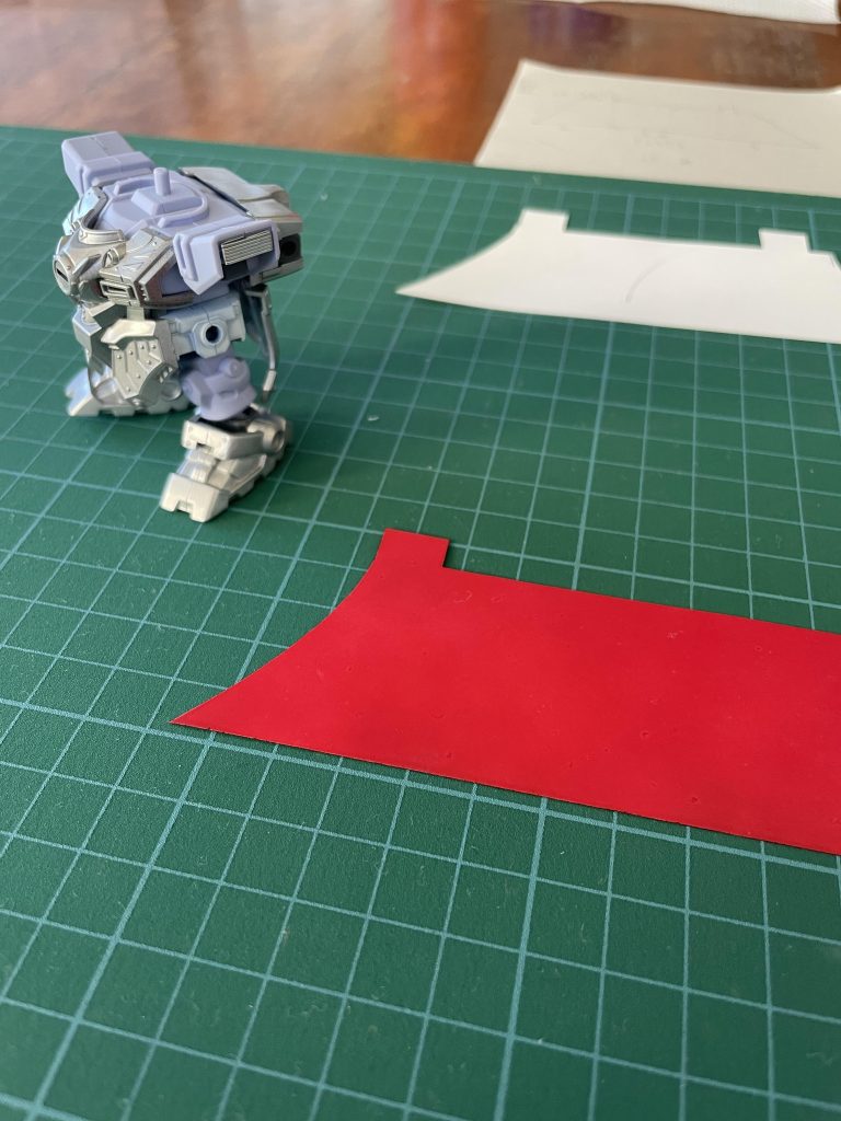 肩にホッチキスの針を着け、プラペーパーを切って塗装したところ。この後ネオジム磁石を着けて完成しました。