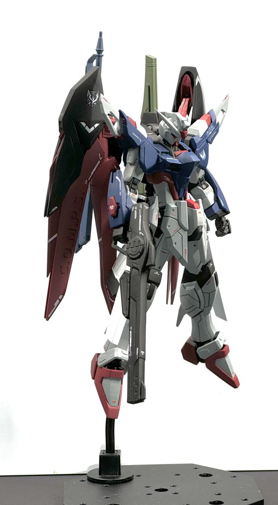 今回テーマはフリーダムをデスティニーのシルエットにする事を目指しました。HGCEフリーダムの各部にHGCEデスティニーのパーツを切って混ぜ込んだりしていこうと思っていましたが、中々アイデアが浮かばず結局HGCEライジングフリーダムのパーツを色々使ってベースを作り、手や足にフリーダムのパーツを活かした形に改修していきました。結果フリーダムの雰囲気は一切無くなり、もはやデスティニーにしか見えない機体となってしまいました…何故こうなった…