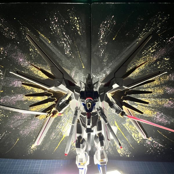 マイティーストライクフリーダムガンダムと簡単エフェクト背景