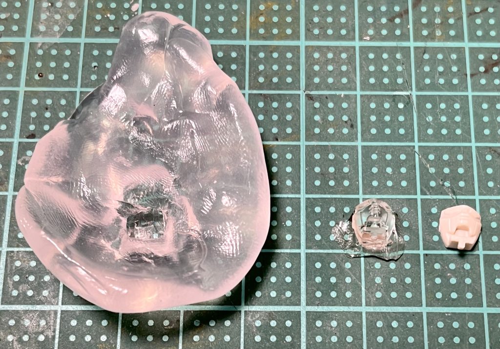 型取りくんと100均の透明レジン+UVライトで顔を複製