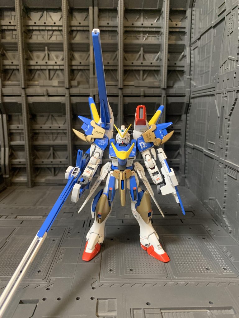 正面から。バックパックはボリュームありますが、問題なく自立します。