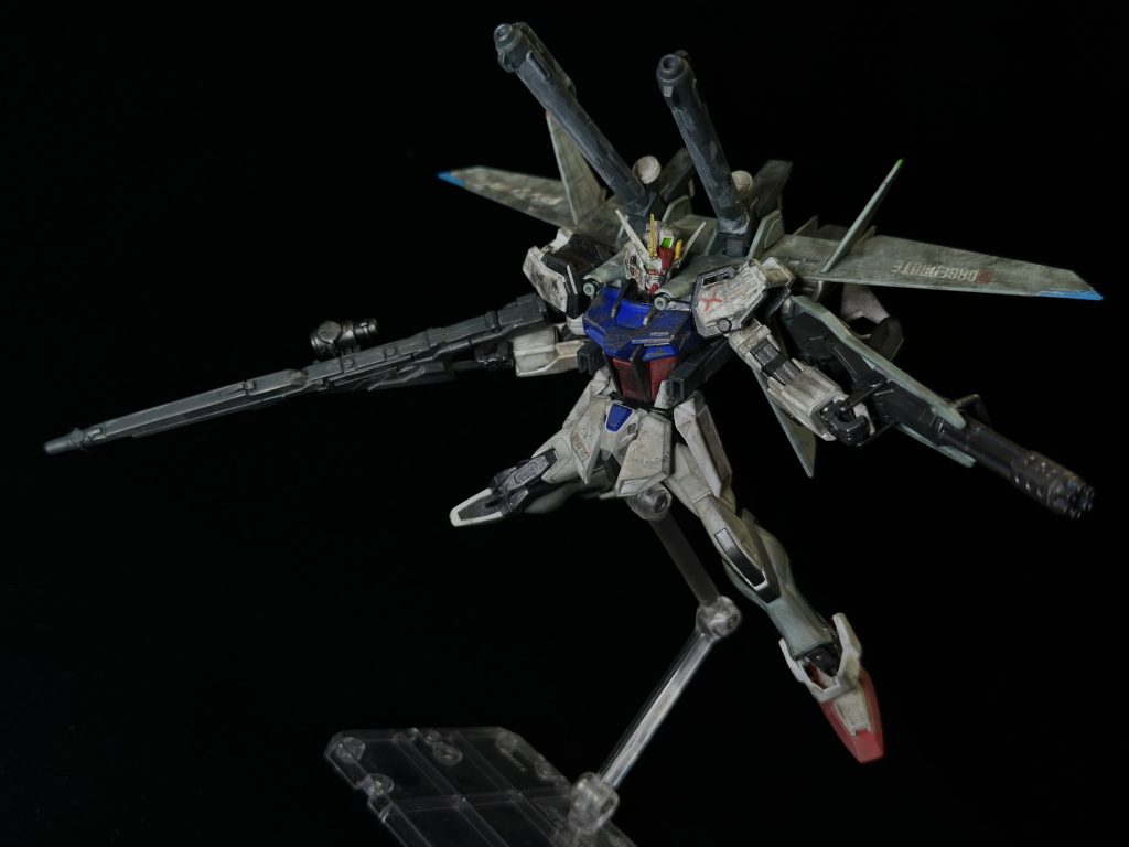 また、検証用ということもあり、本来運用されている57mm高エネルギービームライフルから更に出力が高い、大型ビームライフルが装備されている。