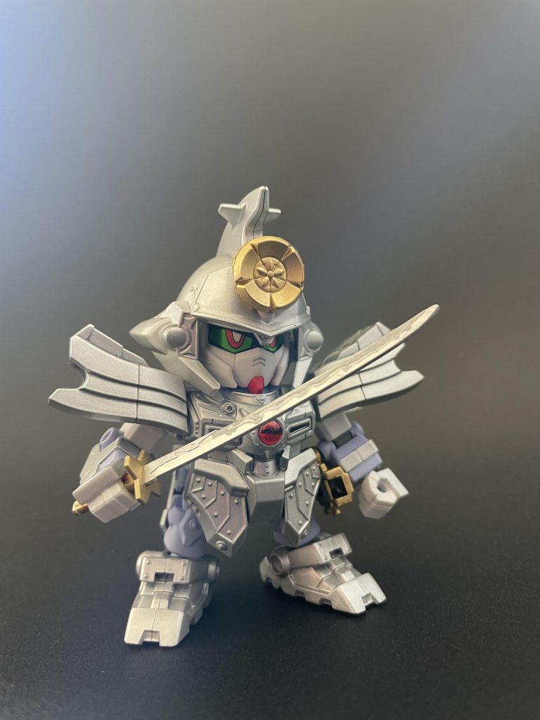 刀はエナメルの銀を筆塗りして刃紋を表現しましたが難しかったです💦鞘も頑張って色分けしてみましたがこの写真ではわからないですね💧