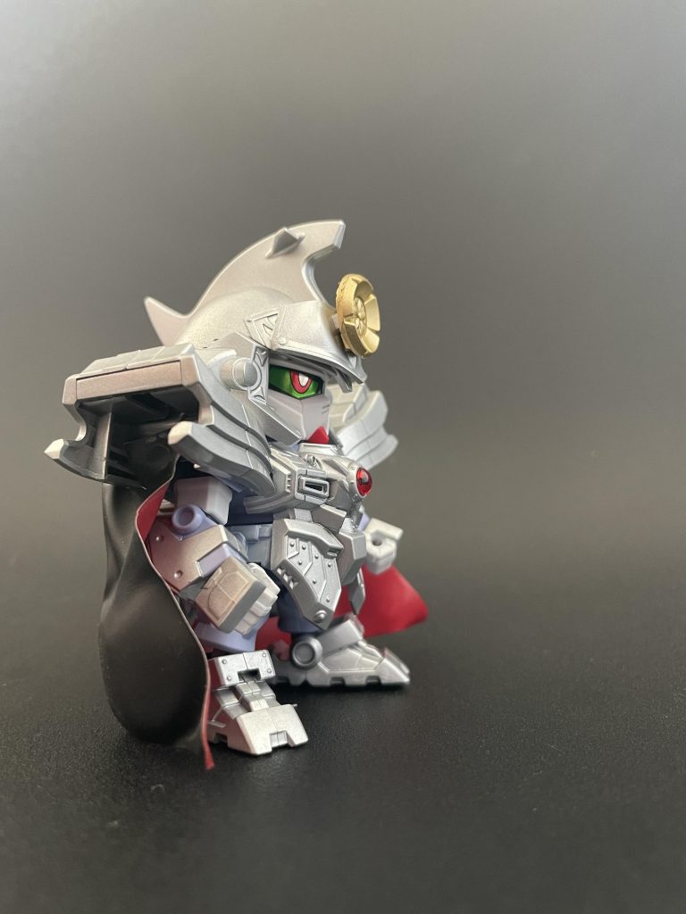 プラペーパーを切り抜いてマントを初めて作ってみました。軽く炙ってシワ表現を。肩にホッチキスの針を接着、マントにネオジム磁石をつけて取り外しできるようにしました。