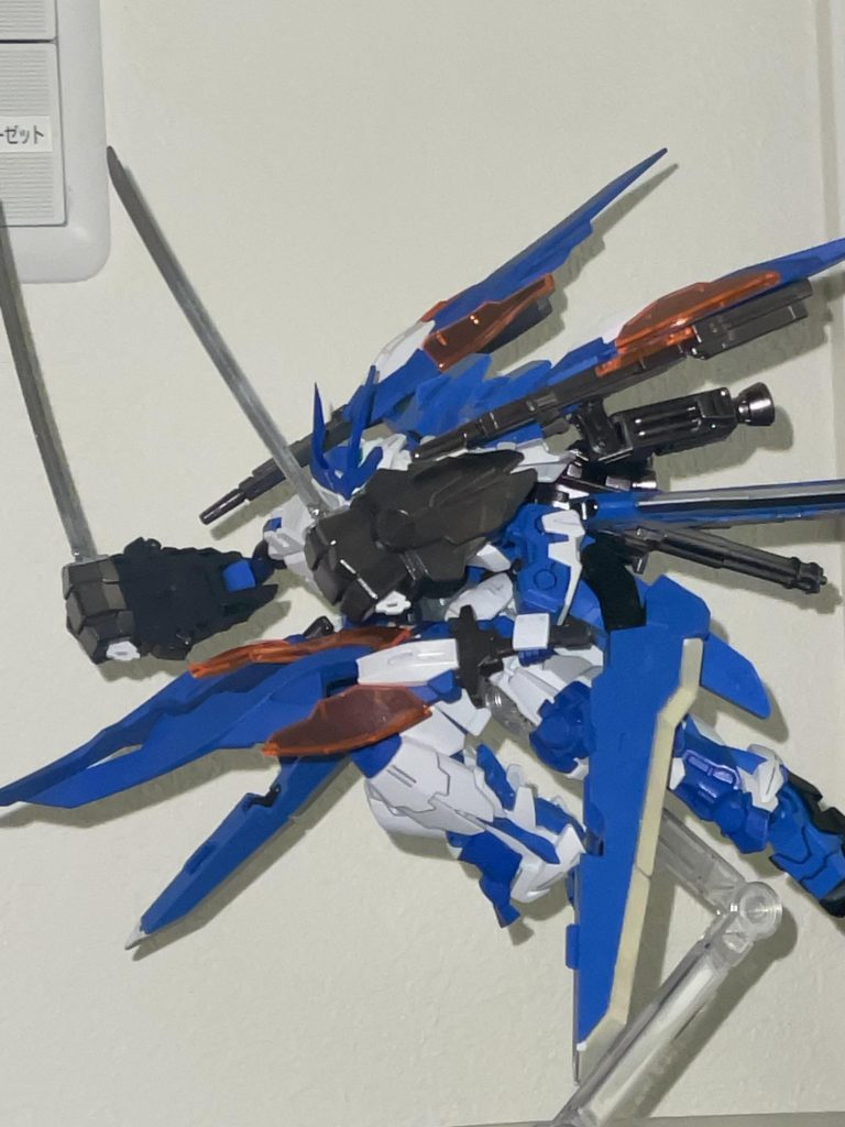 ウィングゼロ炎のバックパックをタクティカルアームズに取り付けられるように加工をしています。なので、バックパックは武器庫のような形になっています。