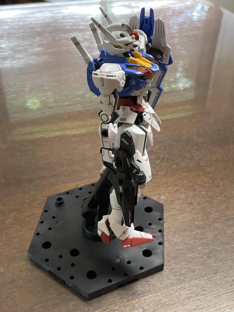 頭部アンテナの筋彫りがイマイチです。次作の役に立てたいです。一応モノアイは蛍光グリーンを塗装していますが、アピールの仕方が分かりません。