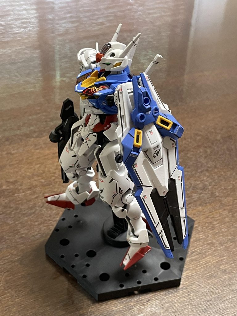 この部分が一番見せたくない所です。シールドの筋彫りを失敗してます。もう1機、予備で買っているのですが、今回は心が折れてここで断念しました。次回はニューガンダム作ります。だんだんガンプラの作り方がよくなってきたような気がします。上手い人には全然かなわないけど…見てくれた人ありがとうございました。