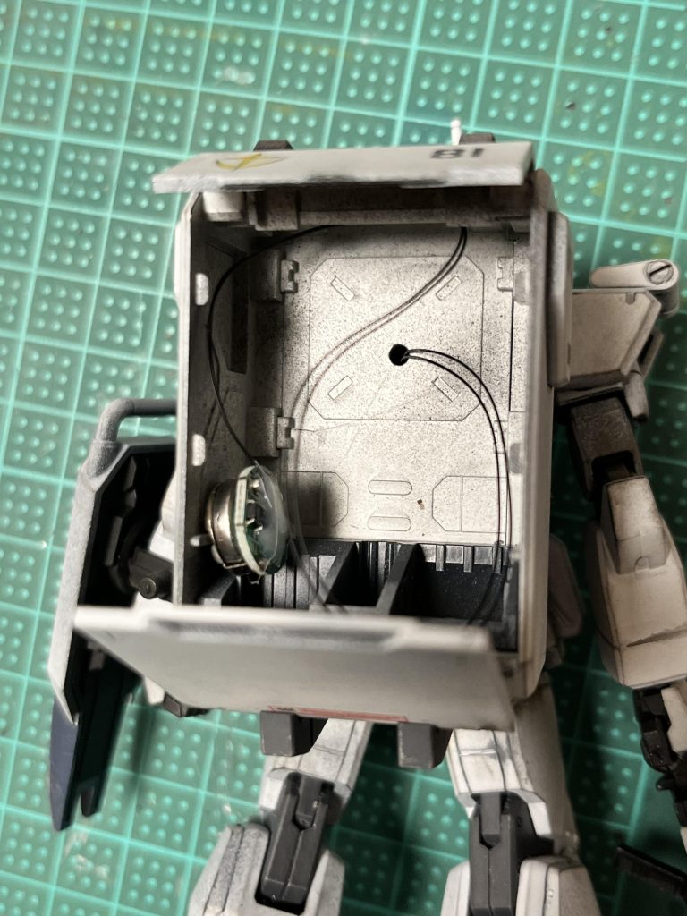 ボタン電池はランドセルに格納、マグネットでオンオフできます