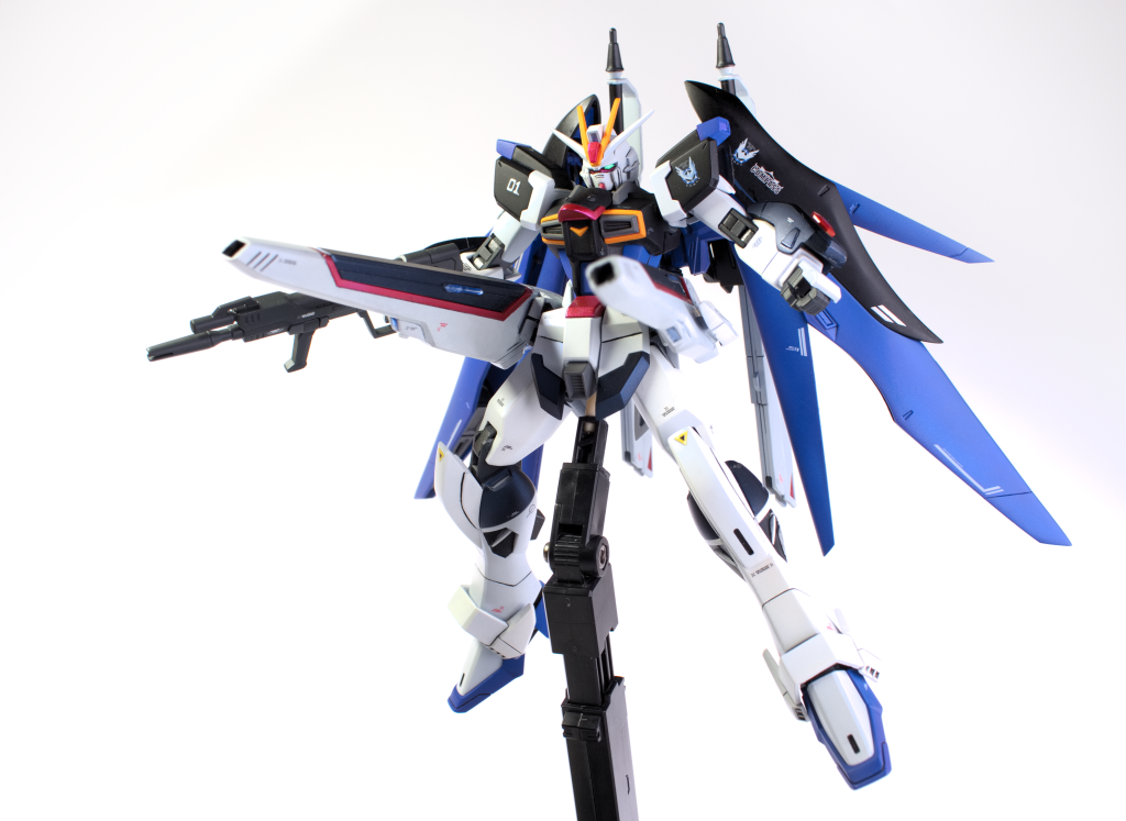 　レッグフライヤーにはセイバーで使用されていたアムフォルタス・プラズマ収束ビーム砲の改良型を2門搭載。