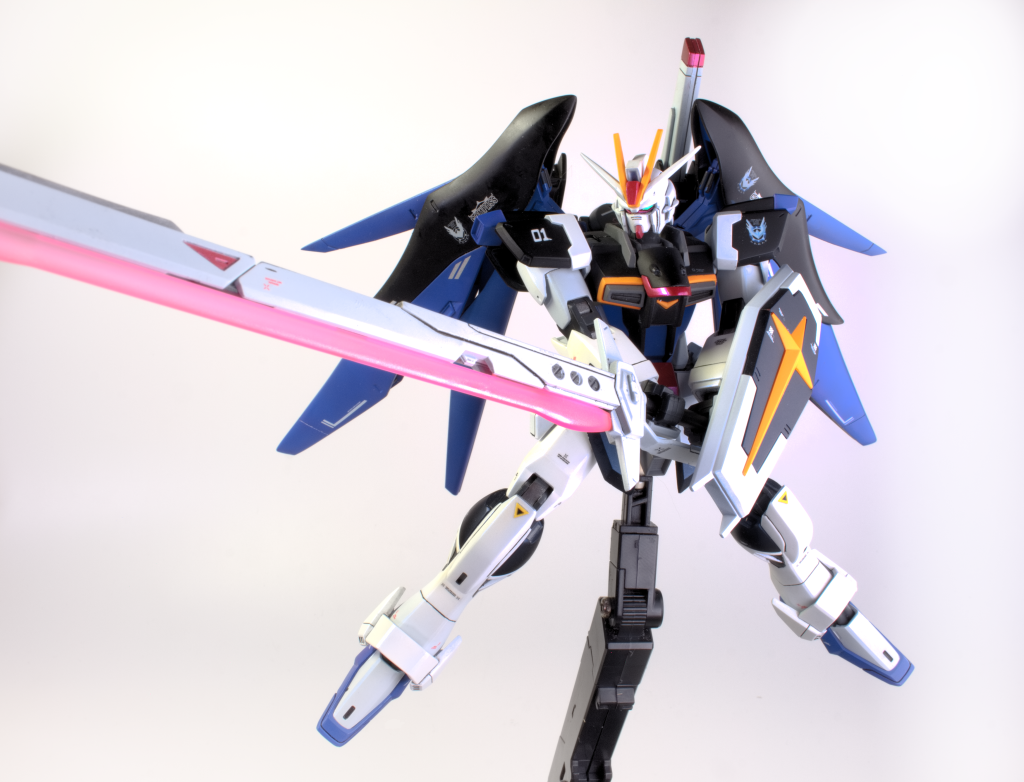 　デスティニーの戦闘データをもとにシルエットを再設計、装備の配置等を見直しデスティニーに近づけシンが扱いやすいよう配慮がなされている。