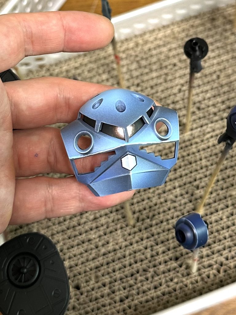 モノアイは筆塗りで、光って見えたらいいなと思いながら塗りました。