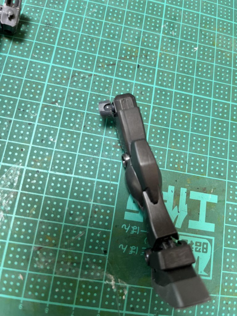 ボールジョイントで股関節の可動域を広げ、腰左右のアーマーをHGガンダムから移植してみました