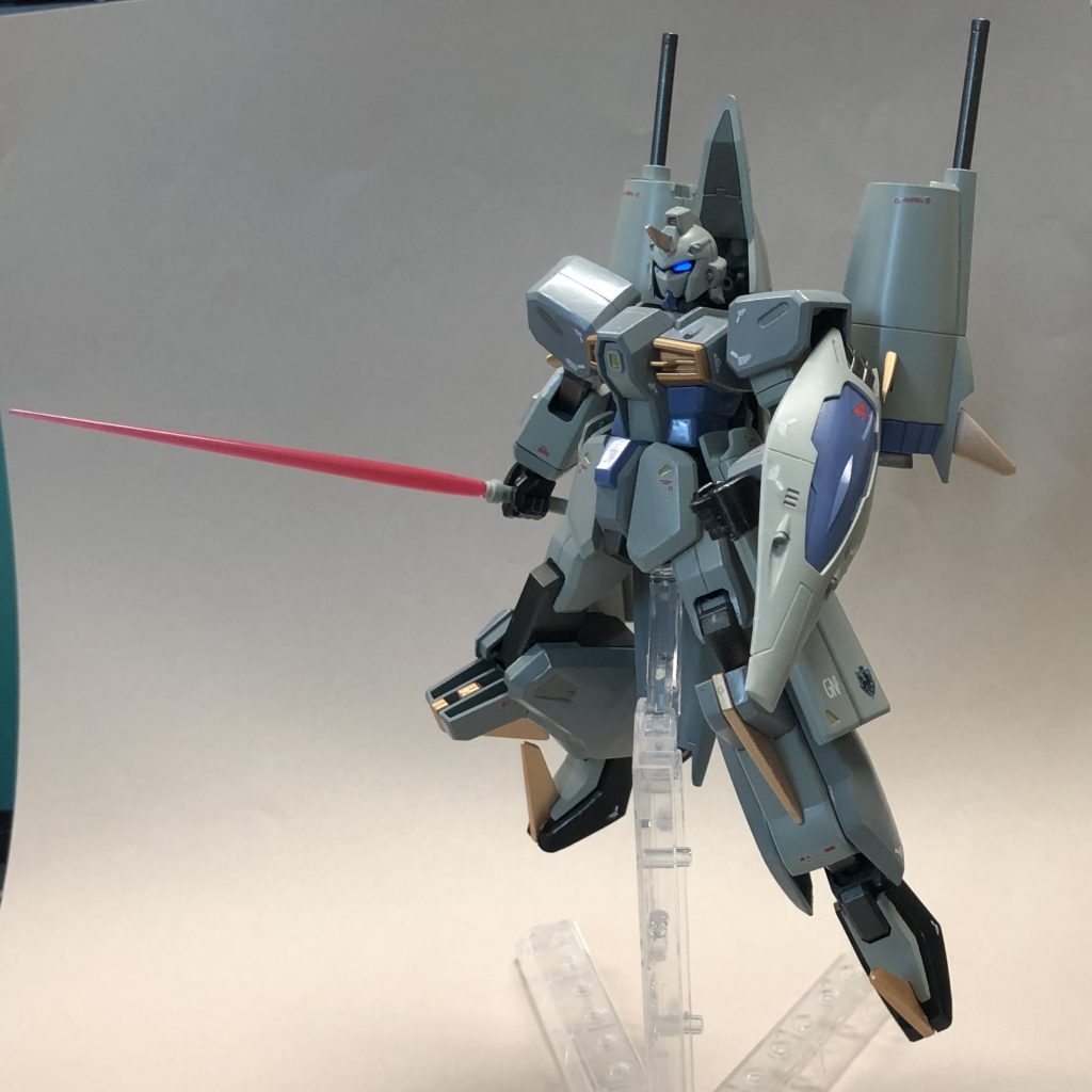 気付いたら左の脛付近が擦れていたようでデカールが剥がれました…足の爪をハサミのように出すとちょうど足首と噛みそうになるんですね、とほほ。ガイアガンダムからサーベルエフェクト借りてます。