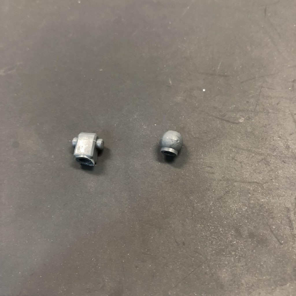 肩のポリキャップを左から右に変えています。特に加工は不要です。ちょっとだけ保持力落ちるのですが、ゆるくてポージングできないということもありません。