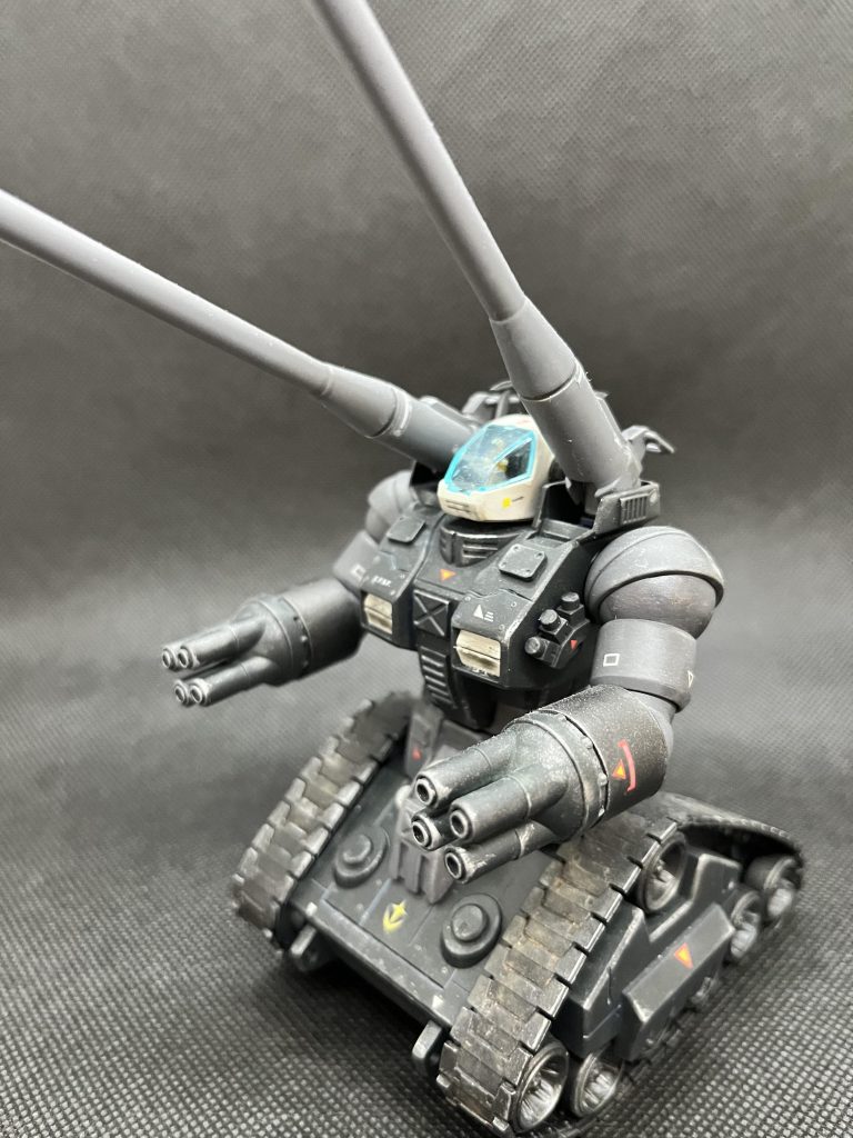 合わせ目消し、市販のパーツ(コトブキヤ等)やプラパイプでディティールアップ、全塗装(スプレー缶)、デカール、トップコート、ウエザリングで仕上げ腕のキャノンの先端はプラパイプを入れてみました