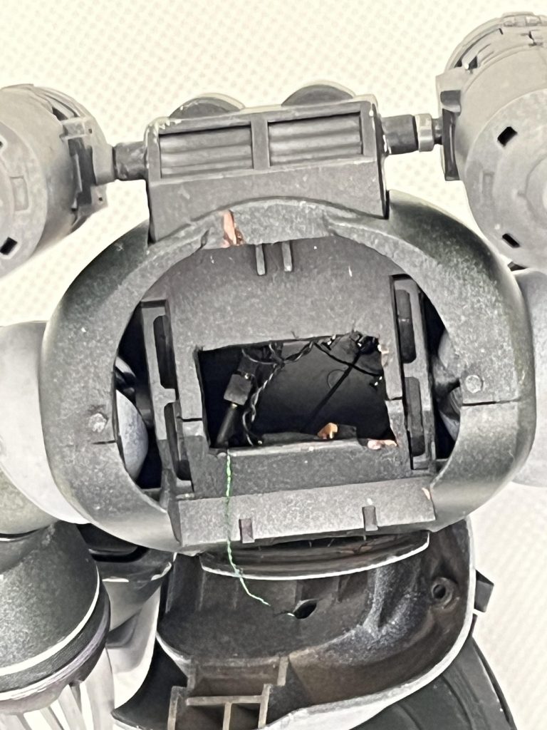 胴体内に大きなスペースがあるので、電池ボックスとスイッチはこの中へ格納。ノコギリとナイフで地味に穴を開けました