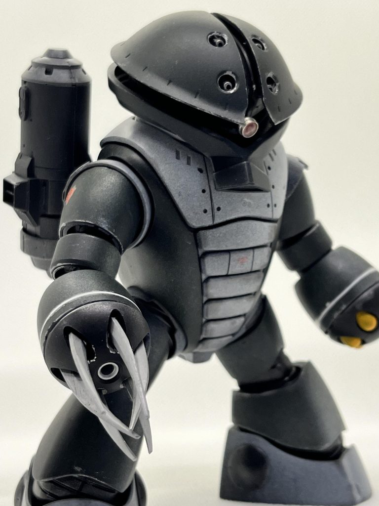 爪は黒サフ後にアルミシルバーを筆塗り右腕のメガ粒子砲(だったっけ?)も同じくアルミシルバーで筆塗り