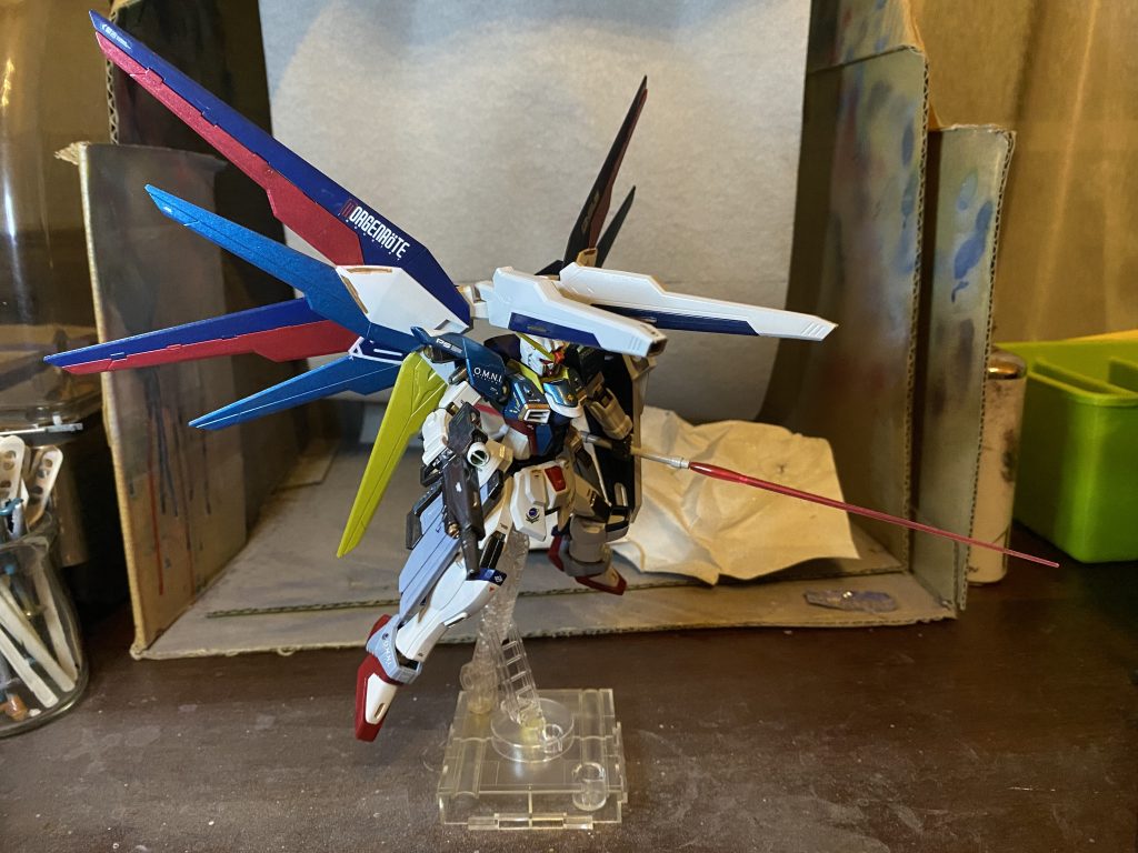 ウイングもエールストライカーをオマージュした配色で、展開した時に中からゴールドの羽が出てくるようにしました。塗り分けにはマスキングも使いましたが、一枚の羽の色分けをパーツ分割で再現したバンダイには狂気の技術を感じました(ライフリはどーしてこれから退化したのか?笑)アニメでの展開の仕方もどう再現するのかと思っていましたが、構造が良く出来ているんですよね〜(gandam-hand2)