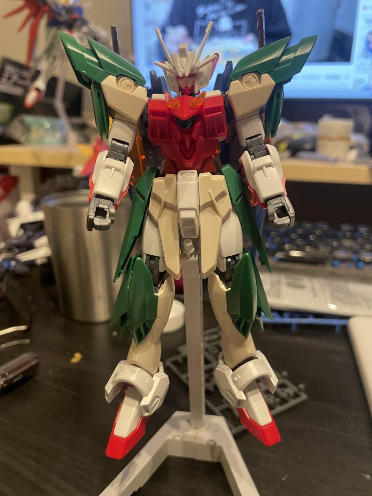 塗装前はベージュや緑、赤など統一感のない色合いだったので初投稿した戦国アストレイに合わす形ではないですが、カラーリングを青系にしようと思いました。