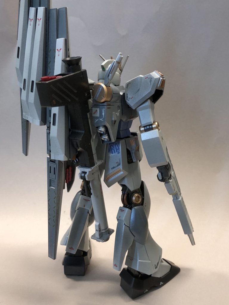 腰回りのデカールは形やサイズが合わないところがちらほらと。なお部位ごとにツヤ感を変えてあります。