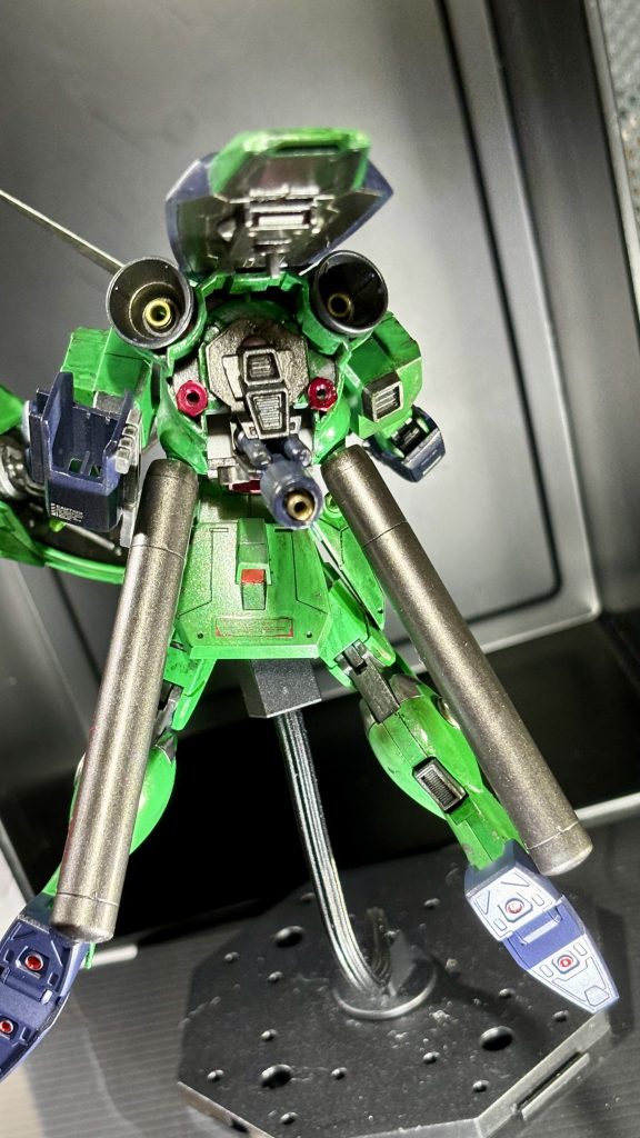 後ろにメタルパーツを貼り付けました。