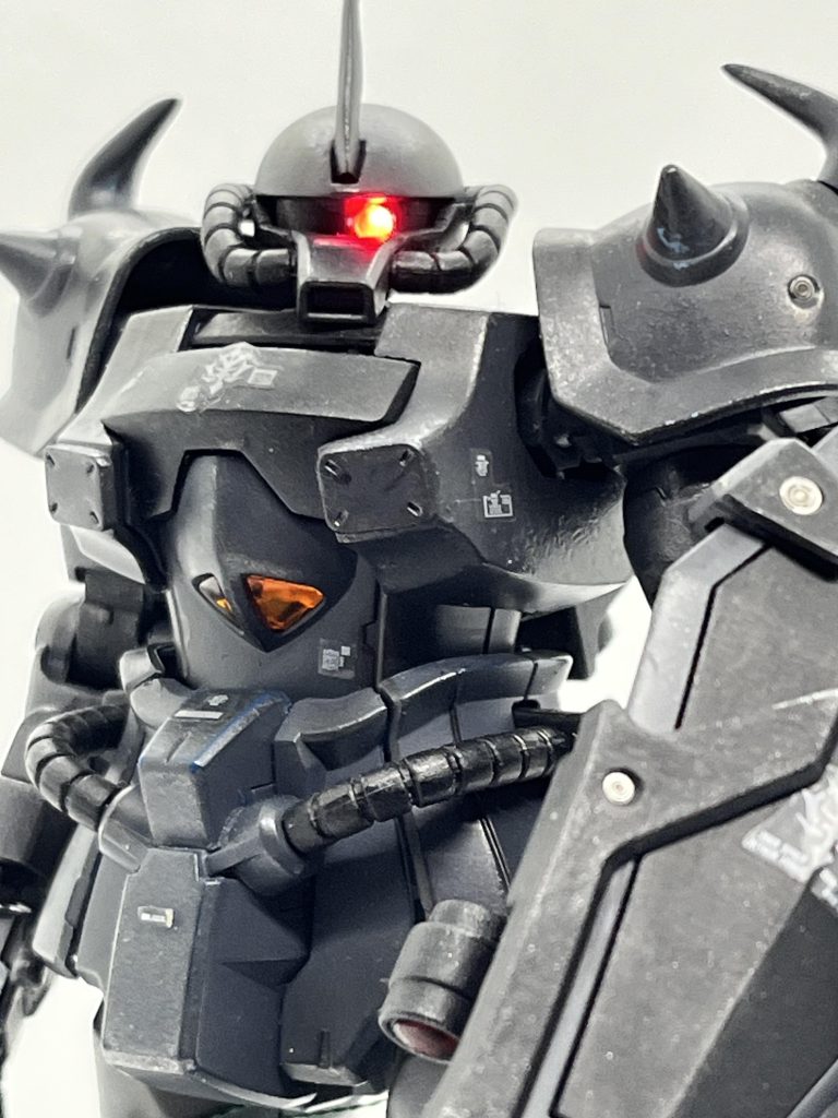 肩のツノを尖らせて市販ディティールアップパーツを適当にメタルパーツもペタペタ分かりづらいけど、お腹も光ってます