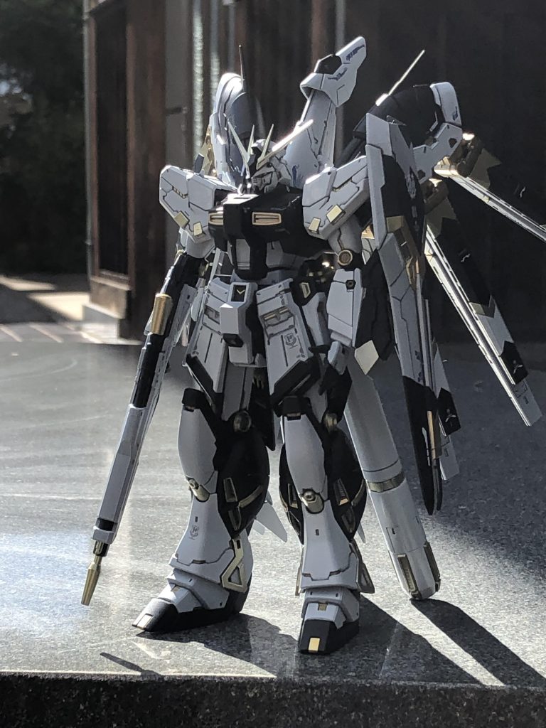 νガンダムと同じ色に合わせたHiνです。