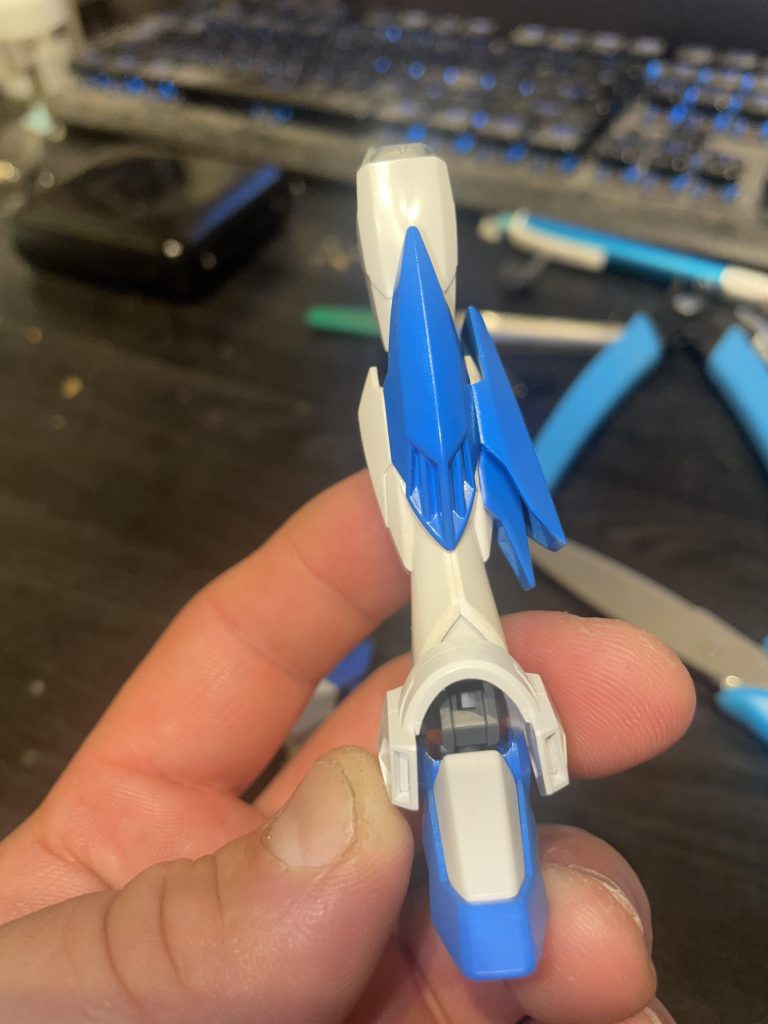 塗装する時に成形色の色が出ないようにまず、白を吹いてから好みの色を載せています。使用カラーガンダムマーカー ライトブルー ニューホワイト イエロー メカブルー メカグリーンです。