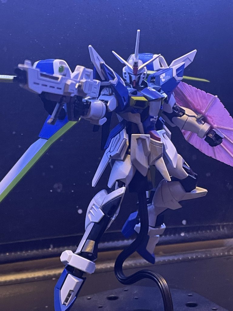 元のジャスティスとはあまりにかけ離れたカラーになりましたが、初めて目にしたとき手足の締まった感じからエアリアルが浮かび、それに寄せて塗装しました。仕上がり自体は思った通りに出来たのですが、こうして見るとデスティニー味がなかなかw