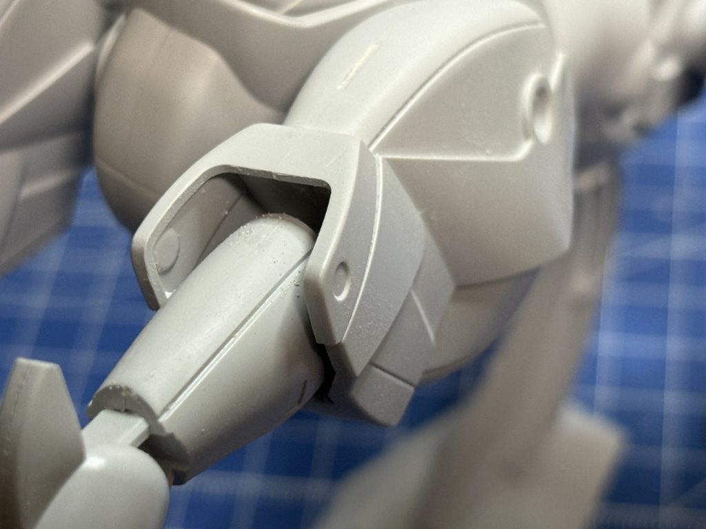 合わせ目消しは後はめが難しかったので順番に組み立てていきました。 