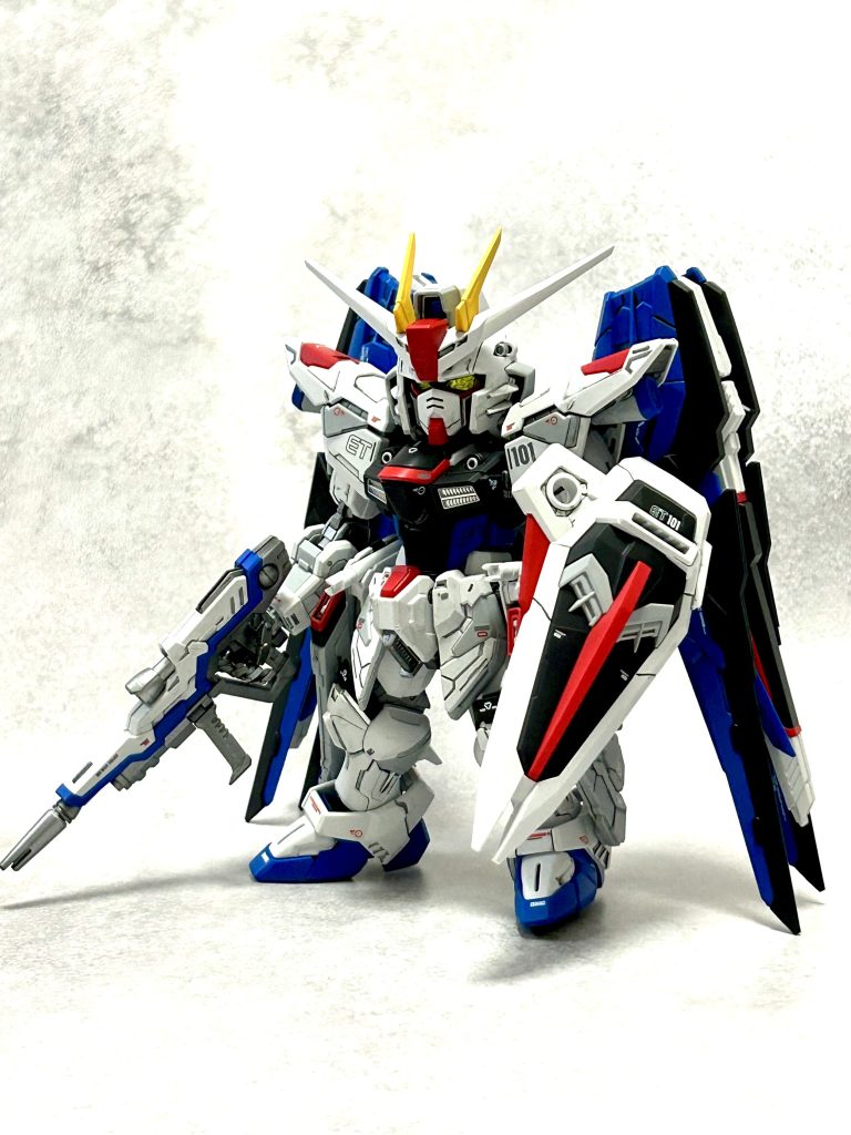 SDだけどMGと言う事で、想像以上に部品が細かくてびっくり‼️そのおかげで、SDあるあるのマスキング地獄にはならずに上手く塗り分け出来ました😊今回も全塗装、スミ入れで作りました❣️