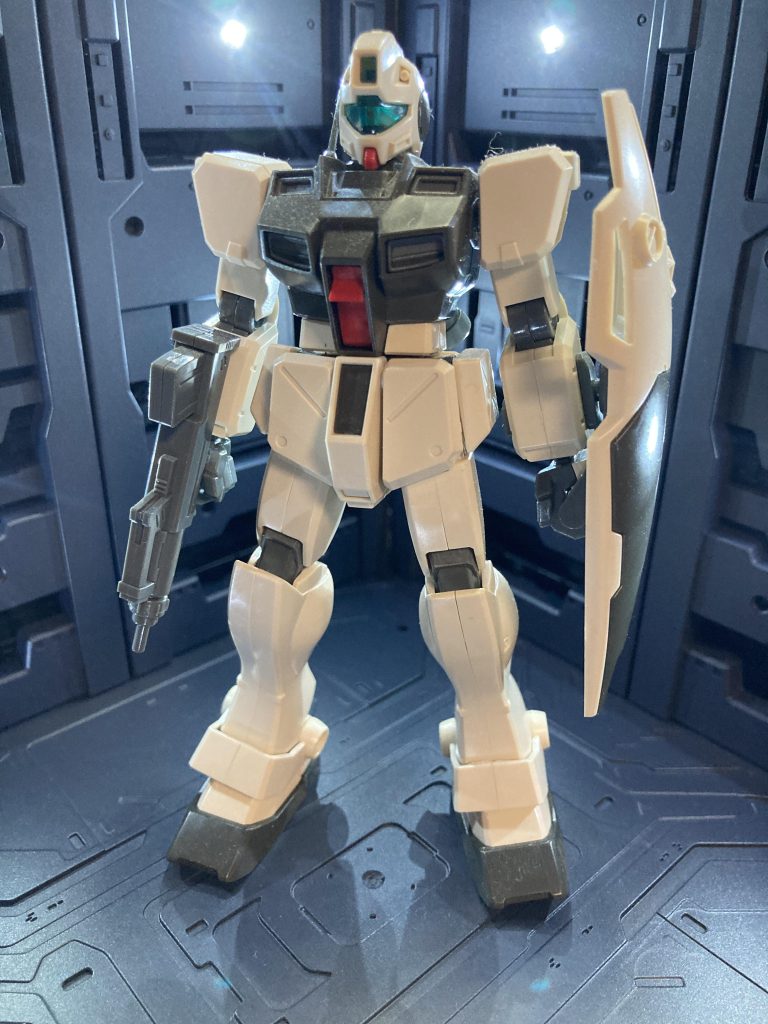 素組みの状態です。しばらく放置してたのでよく見ると埃が(笑)