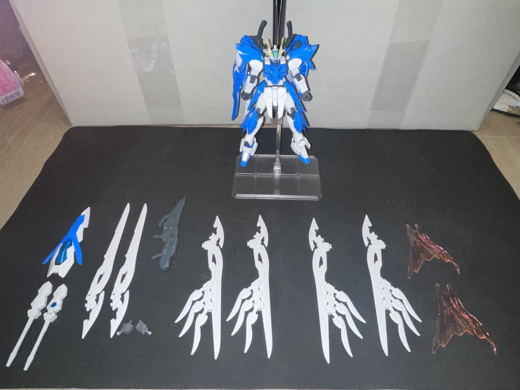 主な武装としてバスターライフルカスタムビームマントハイパーカレトヴルッフウィングシールド蒼炎小型ライフルフェザーバスターソードフェザーツインブレイドフェザーダガーフェザーソードバインダーになります。